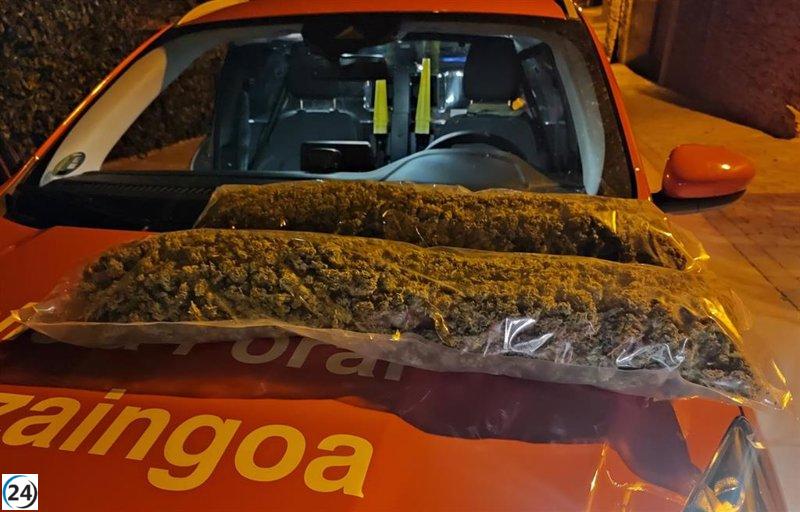 Detenido conductor en Aibar con marihuana en el capó delantero.