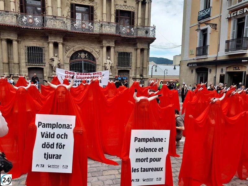 Manifestación animalista en Pamplona contra las corridas de toros representando los 