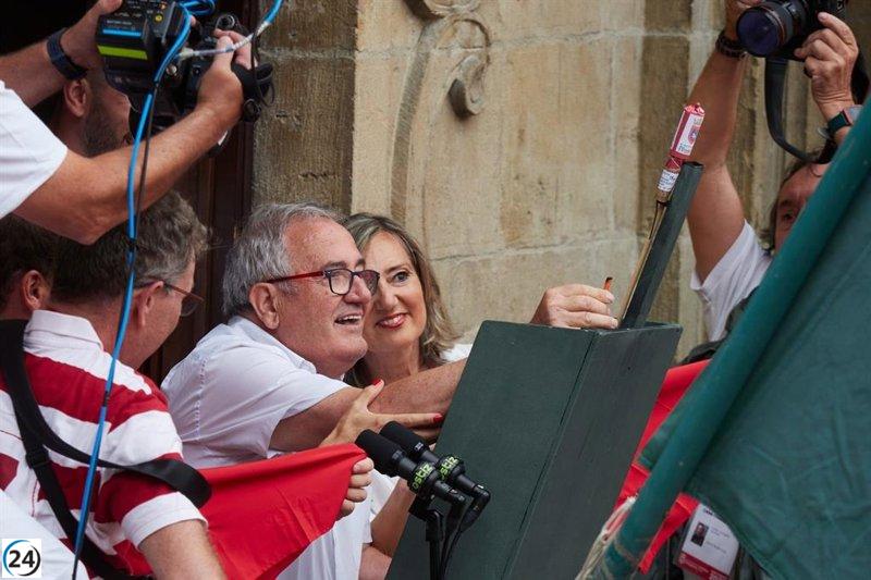 El presidente de los Sanfermines 2023, Luis Sabalza, expresa su emoción tras el lanzamiento del chupinazo.