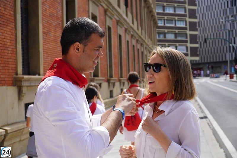 La alcaldesa de Logroño, Cuca Gamarra, respalda el voto hacia el Partido Popular durante las fiestas de San Fermín.