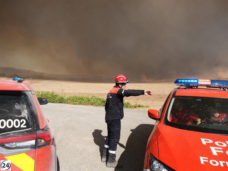 El incendio de Artajona bloquea la carretera NA-601 entre Puente la Reina y Mendigorría.