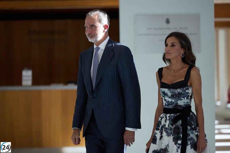 Los Reyes honran el aniversario del Privilegio de la Unión con visitas a la Catedral y el Ayuntamiento de Pamplona.