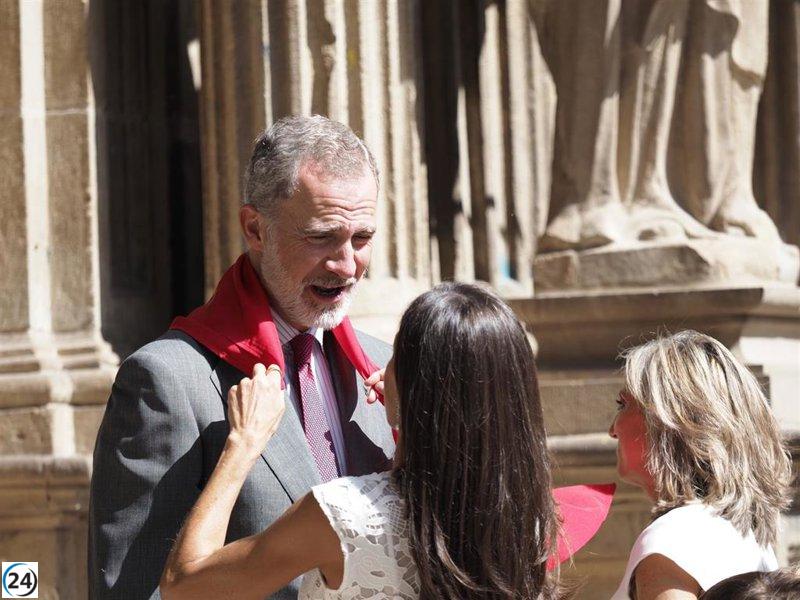 Los Reyes son recibidos con Vara de mando y 'pañuelico' rojo en la Casa Consistorial de Pamplona