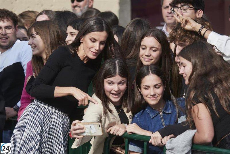 La Reina Letizia encabeza un homenaje a Carlos Saura en el festival de cine Ópera Prima de Tudela.
