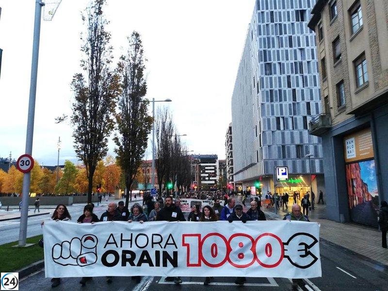 Manifestantes exigen al Gobierno de Navarra que garantice una pensión mínima de 1.080 euros.