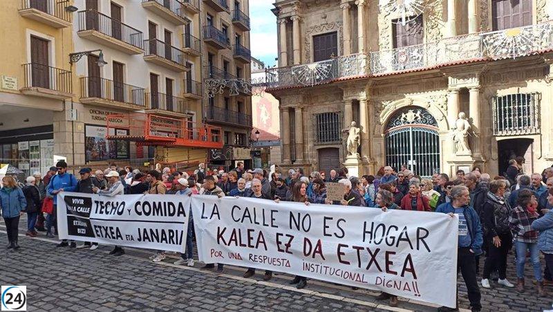 Colectivos instan al Ayuntamiento de Pamplona a agilizar los procesos de inclusión social de personas sin hogar.