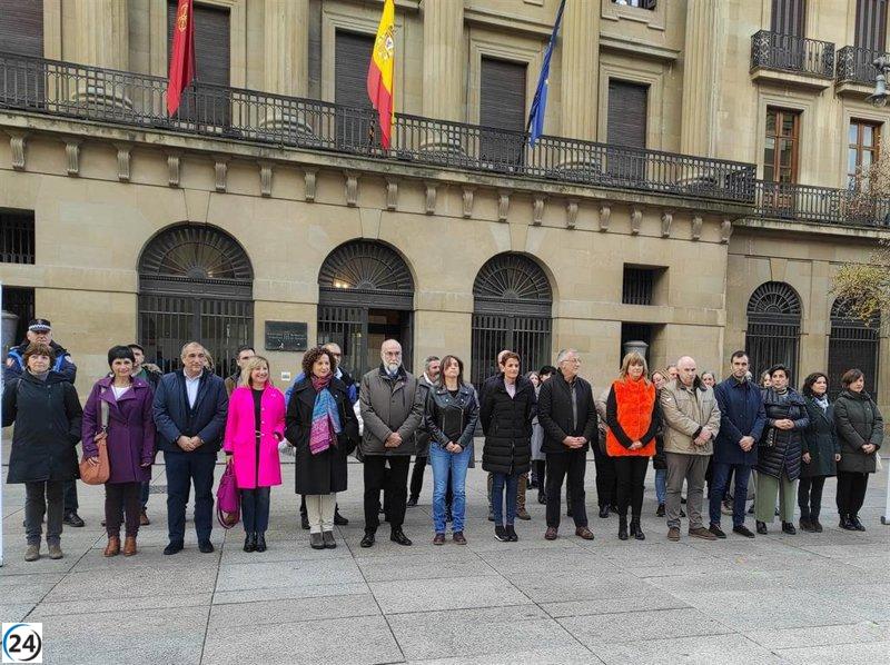 Instituciones navarras se unen en concentración para conmemorar el Día Internacional de la Eliminación de la Violencia de Género.