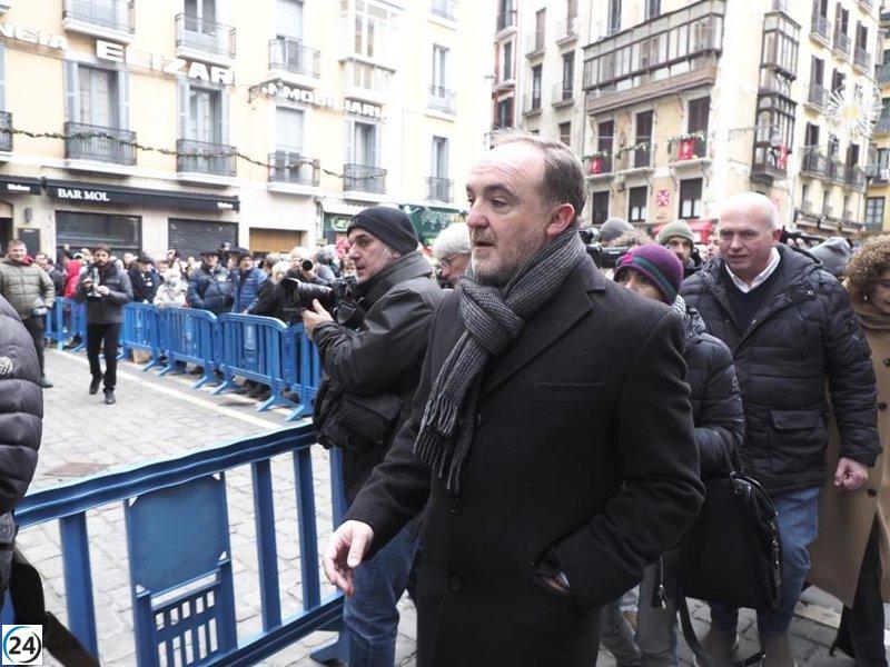 Líderes de diferentes partidos acuden en conjunto al Ayuntamiento de Pamplona para observar el debate de la moción de censura.