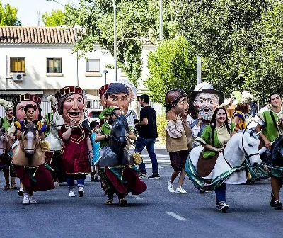 Los gigantes y cabezudos: los protagonistas de los pasacalles