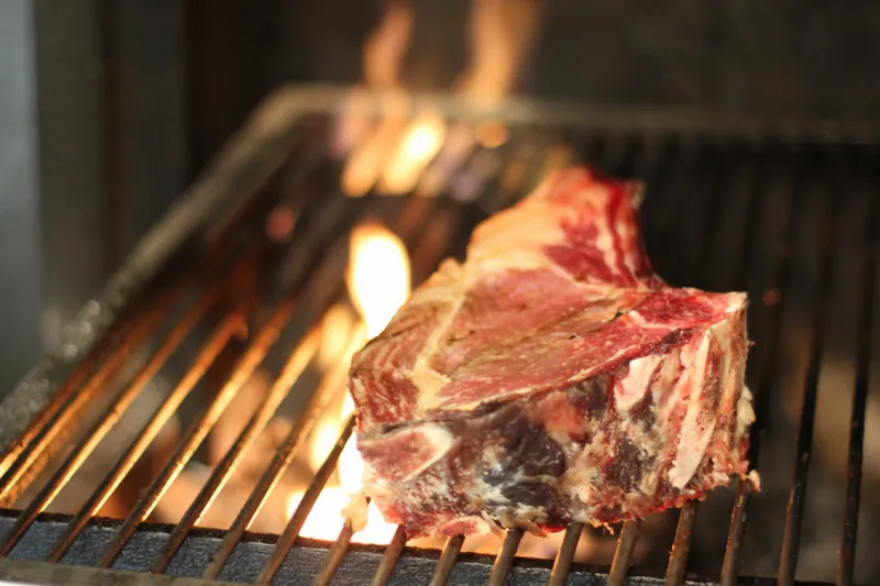 El chuletón a la brasa navarro: ¡para los amantes de la carne!