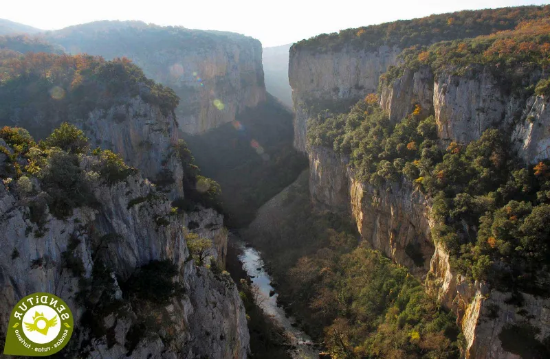 La vista aérea de la Foz de Lumbier en drone